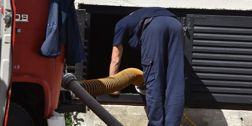 Dan poslije: Vatrogasci ispumpavaju vodu iz poplavljenih objekata Dan poslije: Vatrogasci ispumpavaju vodu iz poplavljenih objekata