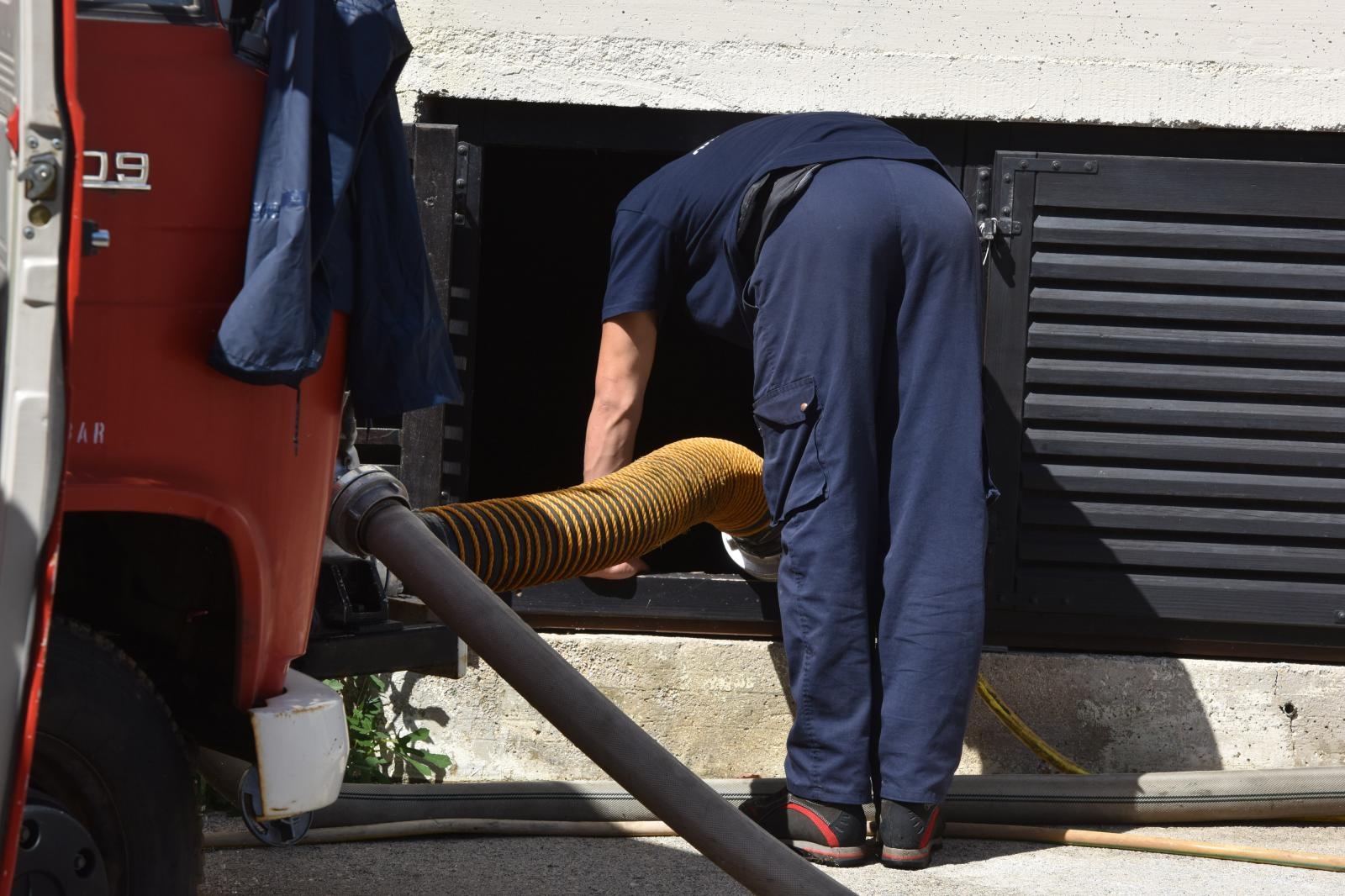 Dan poslije: Vatrogasci ispumpavaju vodu iz poplavljenih objekata