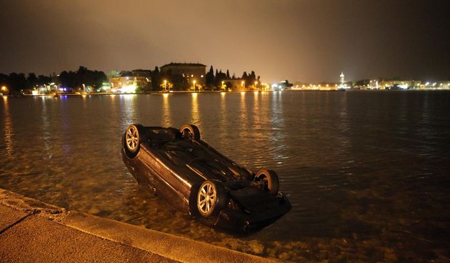 Automobil završio u moru kod Sfinge