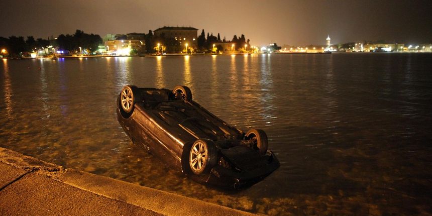 Automobil završio u moru kod Sfinge