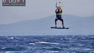 Guštanje surfera u jakom jugu Guštanje surfera u jakom jugu