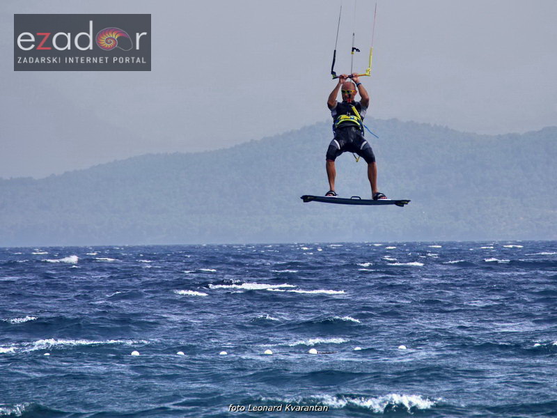 Guštanje surfera u jakom jugu Guštanje surfera u jakom jugu