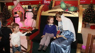 Sv. Luce razveselila mališane u Supernova centru, Foto: Iva Perinčić Sv. Luce razveselila mališane u Supernova centru, Foto: Iva Perinčić