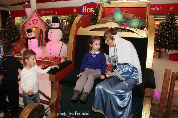Sv. Luce razveselila mališane u Supernova centru, Foto: Iva Perinčić Sv. Luce razveselila mališane u Supernova centru, Foto: Iva Perinčić