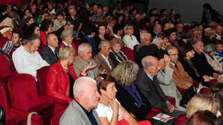 Zadar, 19.10.2012. snimio: Nenad Marčev
komedija
D. Kovačević: PROFESIONALAC ili Tužna komedija po Luki,
Kazališna družina ”Glumci u Zagvozdu” &
SATIRIČKO KAZALIŠTE KEREMPUH
redatelj: Bogdan Diklić
igraju: D. Ljuština, V. Mlikota,
A. Zadar, 19.10.2012. snimio: Nenad Marčev
komedija
D. Kovačević: PROFESIONALAC ili Tužna komedija po Luki,
Kazališna družina ”Glumci u Zagvozdu” &
SATIRIČKO KAZALIŠTE KEREMPUH
redatelj: Bogdan Diklić
igraju: D. Ljuština, V. Mlikota,
A.