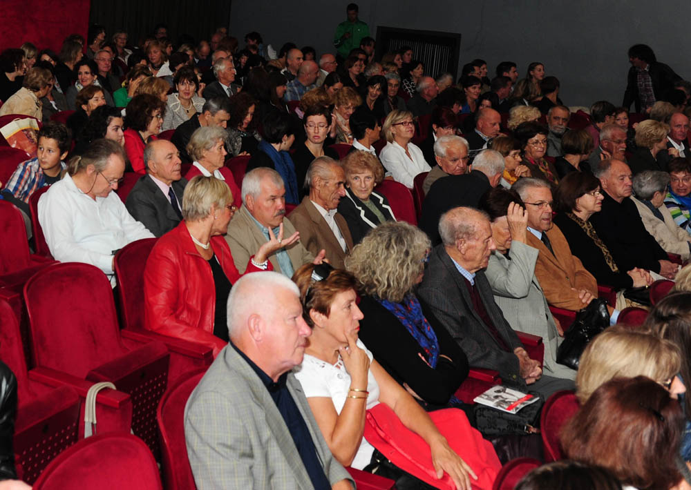 Zadar, 19.10.2012. snimio: Nenad Marčev
komedija
D. Kovačević: PROFESIONALAC ili Tužna komedija po Luki,
Kazališna družina ”Glumci u Zagvozdu” &
SATIRIČKO KAZALIŠTE KEREMPUH
redatelj: Bogdan Diklić
igraju: D. Ljuština, V. Mlikota,
A. Zadar, 19.10.2012. snimio: Nenad Marčev
komedija
D. Kovačević: PROFESIONALAC ili Tužna komedija po Luki,
Kazališna družina ”Glumci u Zagvozdu” &
SATIRIČKO KAZALIŠTE KEREMPUH
redatelj: Bogdan Diklić
igraju: D. Ljuština, V. Mlikota,
A.