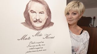 Marina Tomašević crnim vinom slika portrete svojih kolega sa estrade Marina Tomašević crnim vinom slika portrete svojih kolega sa estrade