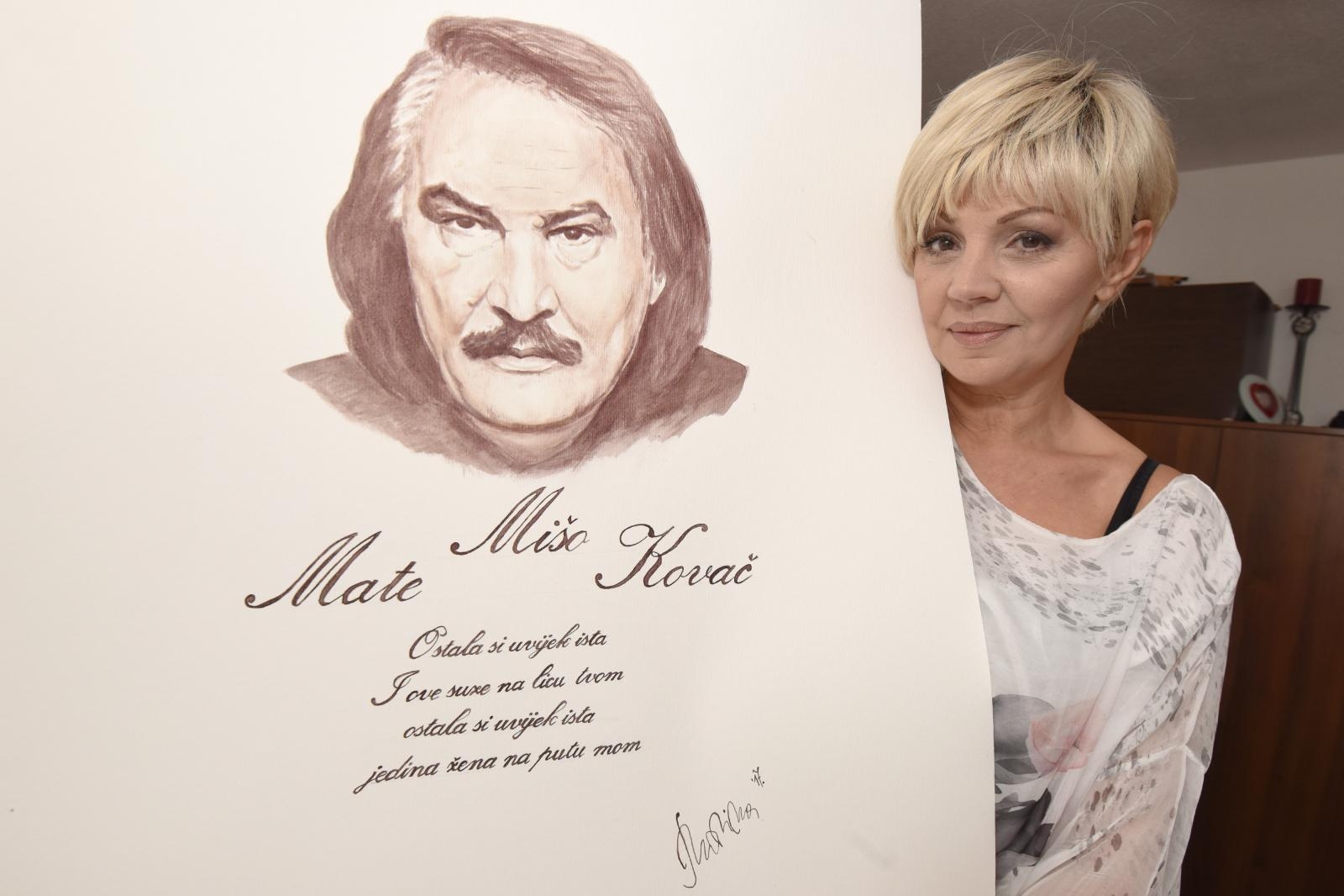 Marina Tomašević crnim vinom slika portrete svojih kolega sa estrade Marina Tomašević crnim vinom slika portrete svojih kolega sa estrade