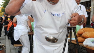 Zadar, 260510.
Sinoc je u Benkovcu odrzana peta po redu ravnokotarska fisijada, sudjelovalo je 43 natjecatelja iz cjele Hrvatske. 1. mjesto osvojila je ekipa Hrvatske Postanske banke,2. ekipa Nard iz Valpova i 3. mjesto ekipa Bilo mi je vrime iz Benkovca. Zadar, 260510.
Sinoc je u Benkovcu odrzana peta po redu ravnokotarska fisijada, sudjelovalo je 43 natjecatelja iz cjele Hrvatske. 1. mjesto osvojila je ekipa Hrvatske Postanske banke,2. ekipa Nard iz Valpova i 3. mjesto ekipa Bilo mi je vrime iz Benkovca.