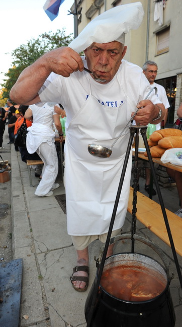 Zadar, 260510.
Sinoc je u Benkovcu odrzana peta po redu ravnokotarska fisijada, sudjelovalo je 43 natjecatelja iz cjele Hrvatske. 1. mjesto osvojila je ekipa Hrvatske Postanske banke,2. ekipa Nard iz Valpova i 3. mjesto ekipa Bilo mi je vrime iz Benkovca. Zadar, 260510.
Sinoc je u Benkovcu odrzana peta po redu ravnokotarska fisijada, sudjelovalo je 43 natjecatelja iz cjele Hrvatske. 1. mjesto osvojila je ekipa Hrvatske Postanske banke,2. ekipa Nard iz Valpova i 3. mjesto ekipa Bilo mi je vrime iz Benkovca.
