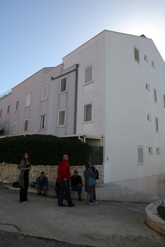 Danas je nakon ispitivanja u Zagrebu u stan u zadarskim Arbanasima od strane policije doveden bivši državni tajnik Zdravko Livaković kako bi se uz njegovu prisutnost i prisutnost njegova odvjetnika obavila pretraga stana. Pretpostavlja se da se istražuje