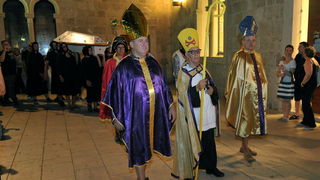 Pag, 280712. 
Pazani i njihovi gosti ove su godine odrzali dvije karnevalske veceri i na kraju spalili mesopusta Marka i bacili ga s mosta u more. Neizostavni dio paskog karnevala je pasko kolo. Izmedju dva svjetska rata (1924. godine) zadarski glazbenik