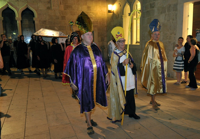 Pag, 280712. 
Pazani i njihovi gosti ove su godine odrzali dvije karnevalske veceri i na kraju spalili mesopusta Marka i bacili ga s mosta u more. Neizostavni dio paskog karnevala je pasko kolo. Izmedju dva svjetska rata (1924. godine) zadarski glazbenik