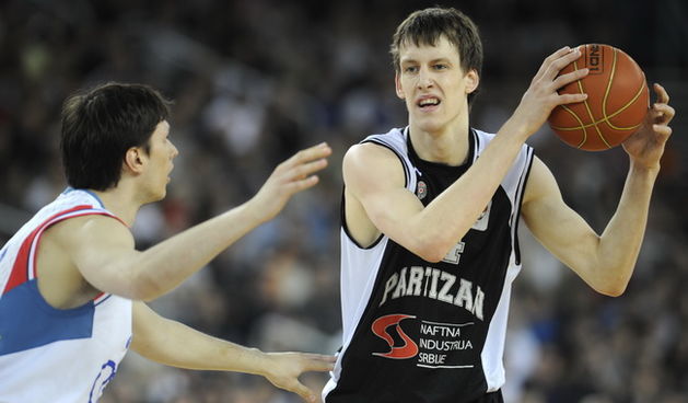 Zagreb, 250410. Arena Zagreb. Zavrsnica kosarkaske regionalne lige, finalna utakmica Nlb lige izmedju Cibone i Partizana. Na slici: Jan Vesely i Marko Tomas. Foto: Drago Sopta / CROPIX