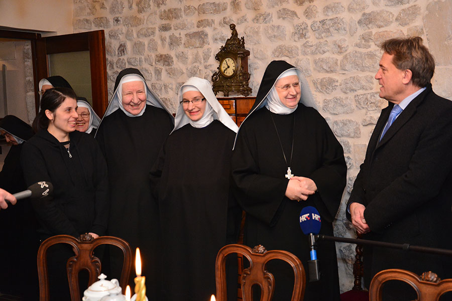 Gradonačelnik Kalmeta posjetio benediktinke; foto Iva Perinčić Gradonačelnik Kalmeta posjetio benediktinke; foto Iva Perinčić