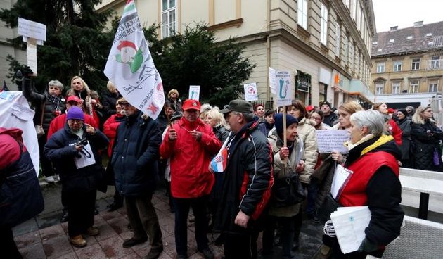 Margaretska ulica, Zagreb – Prosvjed radnika Imunoloskog zavoda ispred zgrade Hrvatskoga zavoda za zdravstveno osiguranje. Photo: Dalibor Urukalovic/PIXSELL Autor  Dalibor Urukalovic/PIXSELL Ključne riječi  Imunoloski zavod, prosvjed, radnici, prosvjednic