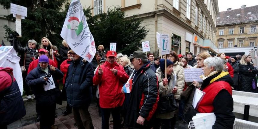 Margaretska ulica, Zagreb – Prosvjed radnika Imunoloskog zavoda ispred zgrade Hrvatskoga zavoda za zdravstveno osiguranje. Photo: Dalibor Urukalovic/PIXSELL Autor  Dalibor Urukalovic/PIXSELL Ključne riječi  Imunoloski zavod, prosvjed, radnici, prosvjednic