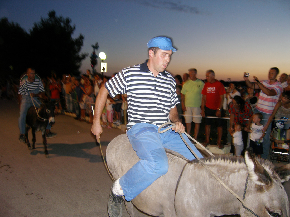 SUKOSAN, 13.08.2007. Trke tovarov, Noc svicarenja, klape Zapivajmo Kasijanu, vatromet