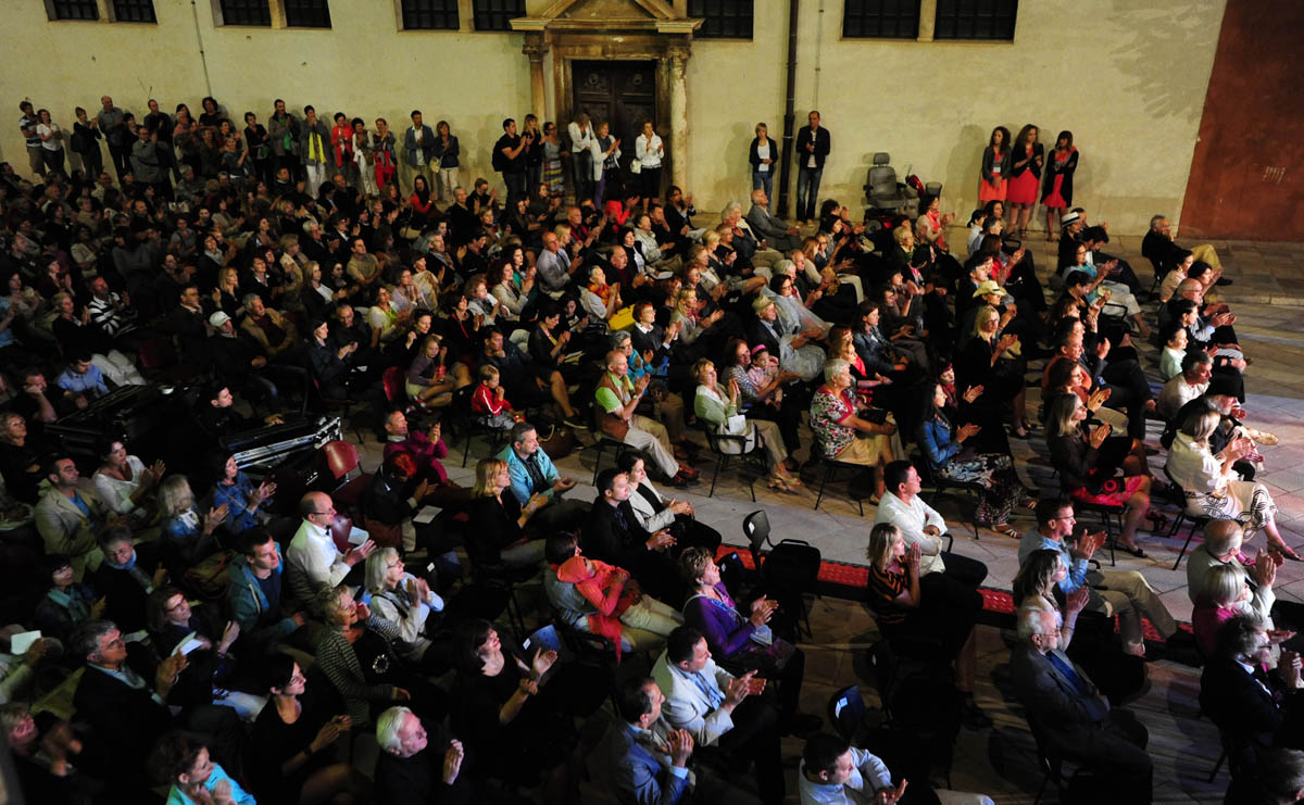 Zadar, 28.06.2013. snimio: Nenad Marčev, 
19. Zadarsko kazališno ljeto 
Zagrebačka filharmonija 
SALSA FILARMÓNICA 
Dirigent: Alan Bjelinski 
Nastupili: Ricardo Luque 
Olvido Ruiz Castellanos (Kuba) 
Poljana Šime Budinića