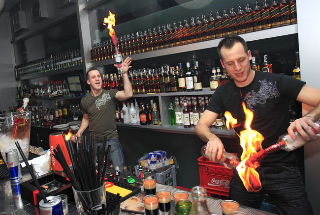 Rijeka, 050210.
U klubu Terminal, smjestenom na rijeckom lukobranu nastupila je DJ-ica Niki Belucci, koju prati laskava reputacija najseksipilnije, najatraktivnije i ujedno najtrazenije DJ-ice na svijetu. Madjarka Niki, bivsa je porno glumica, no pornogra