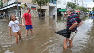 Zadar, 010912.
Nakon visemjesecne suse u Zadru se u subotu ujutro dogodio potop. Kisa je uz povremenu jaku grmljavinu pocela padati pred zoru, oko pet sati i jos nije prestala padati. Ogromne kolicine kise prekrile su prometnice na godinama poznatim kriti