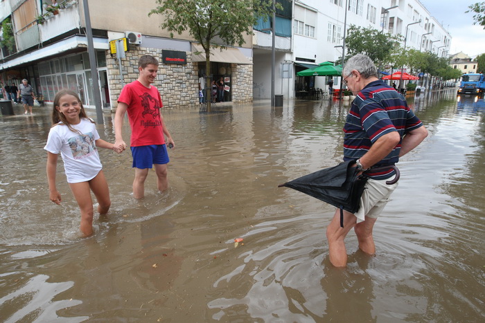 Zadar, 010912.
Nakon visemjesecne suse u Zadru se u subotu ujutro dogodio potop. Kisa je uz povremenu jaku grmljavinu pocela padati pred zoru, oko pet sati i jos nije prestala padati. Ogromne kolicine kise prekrile su prometnice na godinama poznatim kriti
