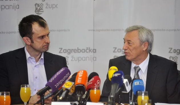 Zagreb, 240113.
U prostorijama Zagrebacke zupanije, zupan Stjepan Kozic urucio je direktoru za nekretnine i razvoj IKEA-e Vladislavu Lalicu rjesenje za gradjenje (gradjevinsku dozvolu) robne kuce u opcini Rugvica.
Foto: Bruno Konjevic / CROPIX