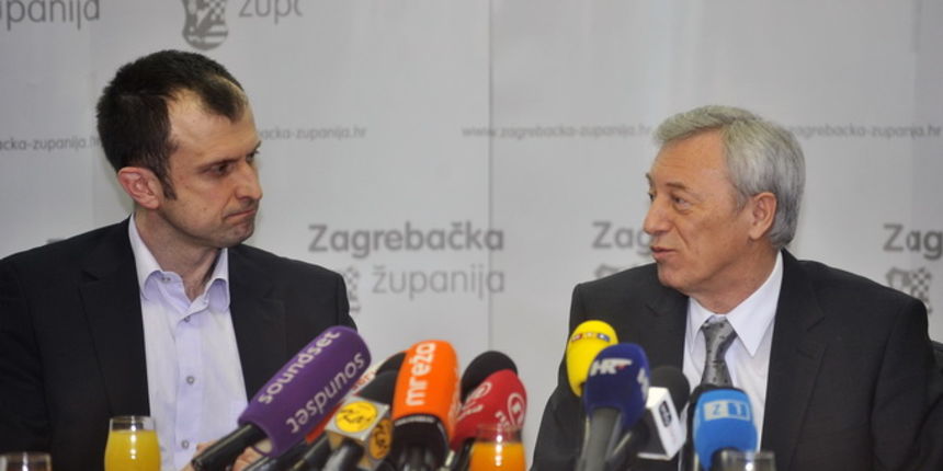 Zagreb, 240113.
U prostorijama Zagrebacke zupanije, zupan Stjepan Kozic urucio je direktoru za nekretnine i razvoj IKEA-e Vladislavu Lalicu rjesenje za gradjenje (gradjevinsku dozvolu) robne kuce u opcini Rugvica.
Foto: Bruno Konjevic / CROPIX