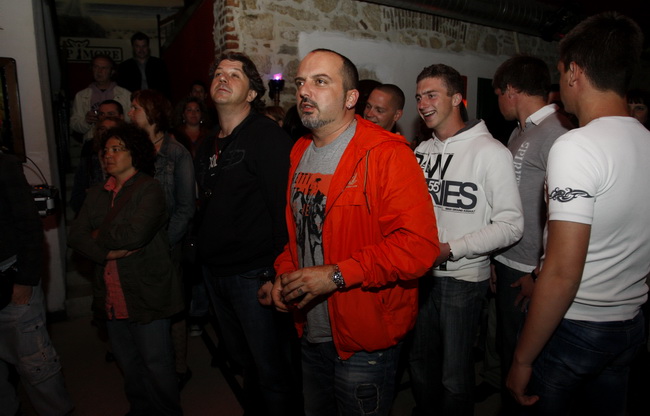 Biograd , 130510.
Otvorenje Porin club-a Carpymore. Grupa Elemental imala je koncertnu promociju albuma Vertigo. Toni Cetinski na koncertu.
Foto: Jure Miskovic / CROPIX