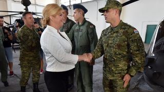 Predsjednica Grabar-Kitarović na predstavljanju novih helikoptera Kiowa Warriors u 93. Zrakoplovnoj bazi u Zemuniku. Photo: Dino Stanin/PIXSELL Predsjednica Grabar-Kitarović na predstavljanju novih helikoptera Kiowa Warriors u 93. Zrakoplovnoj bazi u Zemuniku. Photo: Dino Stanin/PIXSELL