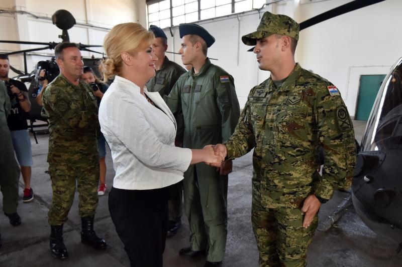 Predsjednica Grabar-Kitarović na predstavljanju novih helikoptera Kiowa Warriors u 93. Zrakoplovnoj bazi u Zemuniku. Photo: Dino Stanin/PIXSELL Predsjednica Grabar-Kitarović na predstavljanju novih helikoptera Kiowa Warriors u 93. Zrakoplovnoj bazi u Zemuniku. Photo: Dino Stanin/PIXSELL