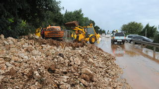 Dubrovnik, 221110.
Velike kolicene kise koje su padale danas na dubrovackom podrucju izazvale su velike poplave, odrone, sto je uveliko otezavalo pjesacki i cestovni promet. 
Na fotografiji: odron na magistrali povise Dubrovnika.
Foto: Admir Buljubasic /