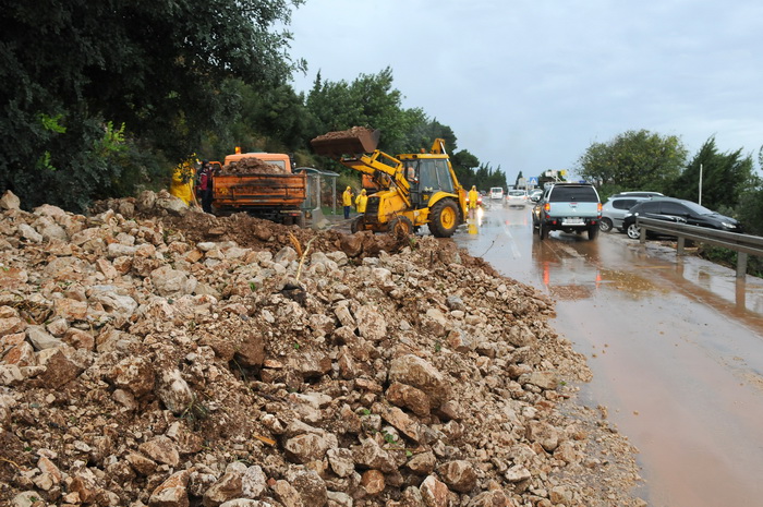 Dubrovnik, 221110.
Velike kolicene kise koje su padale danas na dubrovackom podrucju izazvale su velike poplave, odrone, sto je uveliko otezavalo pjesacki i cestovni promet. 
Na fotografiji: odron na magistrali povise Dubrovnika.
Foto: Admir Buljubasic /