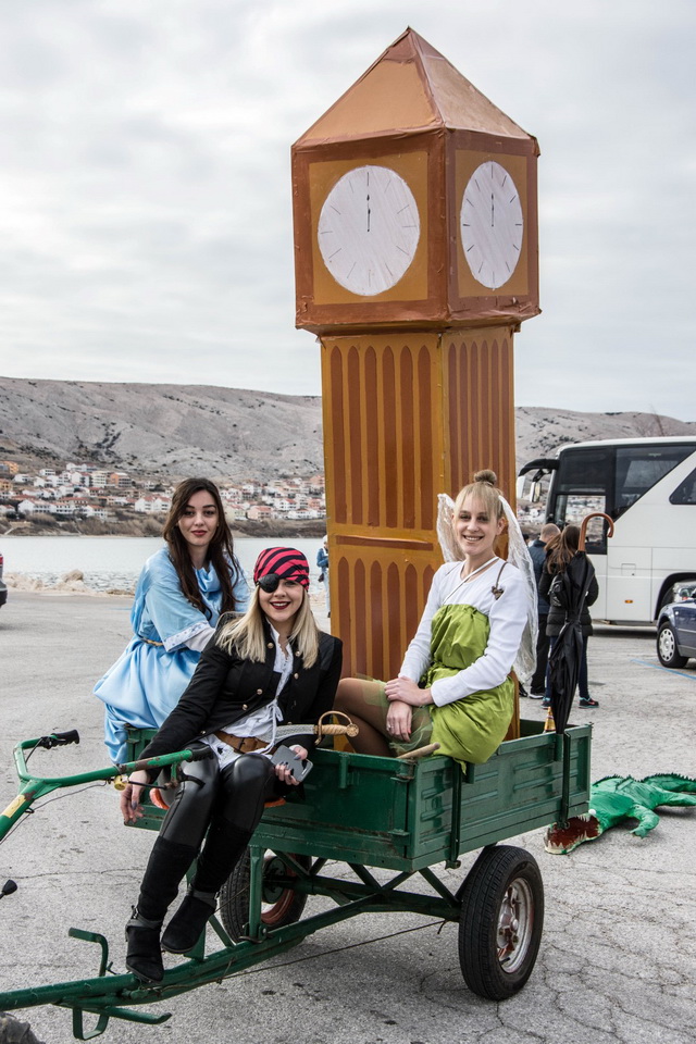 Paški zimski karneval 2017.- Maškarane skupine u karnevalskoj povorci Paški zimski karneval 2017.- Maškarane skupine u karnevalskoj povorci