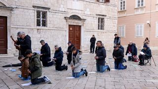 Muška molitva ispred katedrale Sv. Stošije