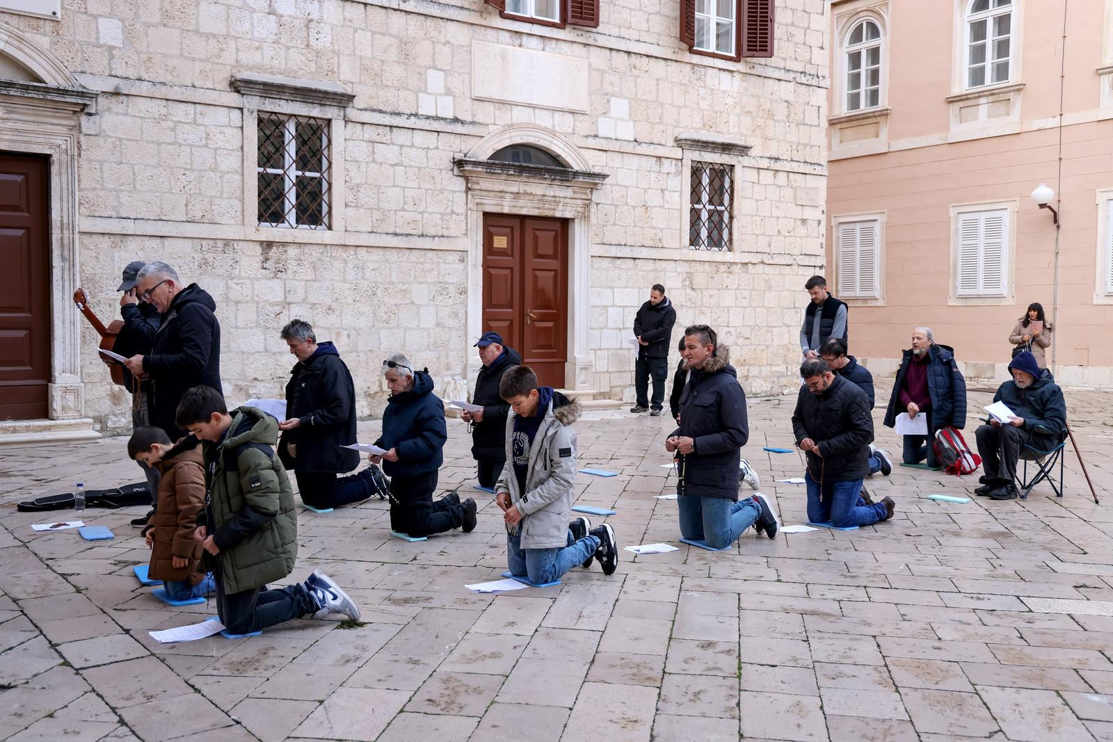 Muška molitva ispred katedrale Sv. Stošije