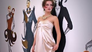 2500 kn; Haljinu dizajnira Klara Dedić: rukom oslikana saten-svila (foto: Marin Gospić)