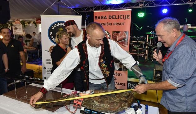 Drniški pršut u lovu na Guinnessovu knjigu rekorda. Photo: Duško Marušić/Pixsell