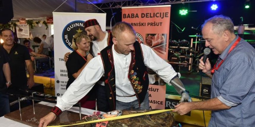 Drniški pršut u lovu na Guinnessovu knjigu rekorda. Photo: Duško Marušić/Pixsell Drniški pršut u lovu na Guinnessovu knjigu rekorda. Photo: Duško Marušić/Pixsell