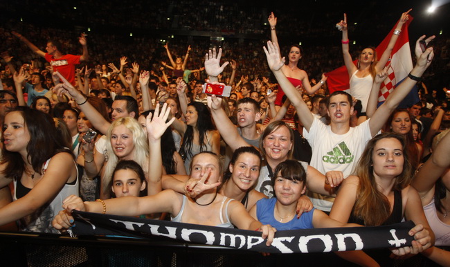 Split, 130610.
U Spaladium Areni odrzan je koncert na kojem je prikupljan novac koji ce biti iskoristen za pravnu pomoc hrvatskim generalima koji odgovaraju u Haagu i pred hrvatskim pravosudjem. Nastupali su Thompson, Oliver Dragojevic, KUD Cambi, Dalmati Split, 130610.
U Spaladium Areni odrzan je koncert na kojem je prikupljan novac koji ce biti iskoristen za pravnu pomoc hrvatskim generalima koji odgovaraju u Haagu i pred hrvatskim pravosudjem. Nastupali su Thompson, Oliver Dragojevic, KUD Cambi, Dalmati