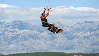 Nin, Zadar, 160712
Kitesurferi su iskoristili vjetrovit dan za uzivanje na plazi Zdrijac kraj Nina gdje se inace nalazi i kitesurfing skola.
Foto: Luka Gerlanc / CROPIX