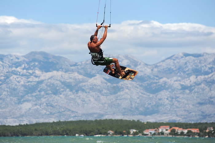 Nin, Zadar, 160712
Kitesurferi su iskoristili vjetrovit dan za uzivanje na plazi Zdrijac kraj Nina gdje se inace nalazi i kitesurfing skola.
Foto: Luka Gerlanc / CROPIX