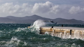 Olujno jugo na zadarskoj rivi 5. studenog 2014. Foto: Roberto Lerga Olujno jugo na zadarskoj rivi 5. studenog 2014. Foto: Roberto Lerga