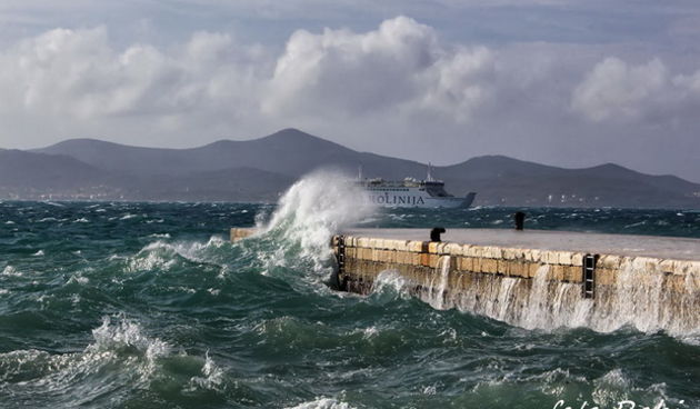 Olujno jugo na zadarskoj rivi 5. studenog 2014.  Foto: Roberto Lerga