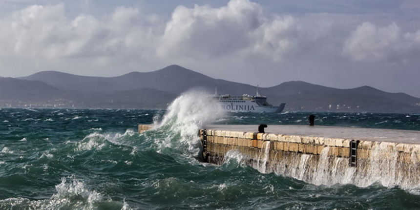 Olujno jugo na zadarskoj rivi 5. studenog 2014.  Foto: Roberto Lerga
