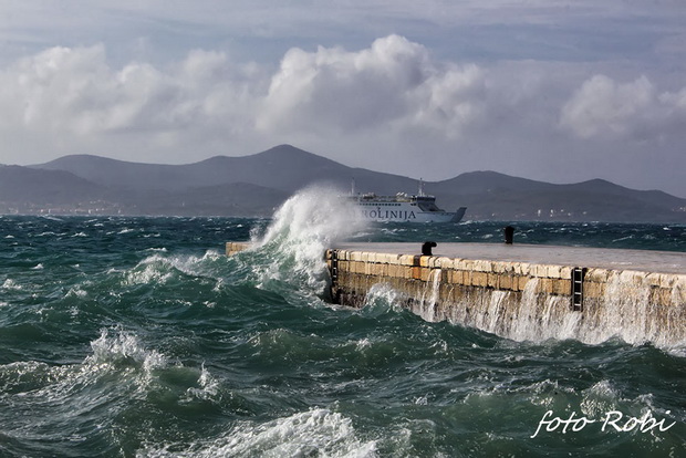 Olujno jugo na zadarskoj rivi 5. studenog 2014. Foto: Roberto Lerga Olujno jugo na zadarskoj rivi 5. studenog 2014. Foto: Roberto Lerga