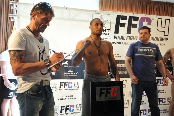 Zadar, 090513.
Sluzbeno vaganje sudionika za borilacki spektakl FFC 04 koji se sutra odrzava u dvorani na Visnjiku.
Foto: Luka Gerlanc / CROPIX Zadar, 090513.
Sluzbeno vaganje sudionika za borilacki spektakl FFC 04 koji se sutra odrzava u dvorani na Visnjiku.
Foto: Luka Gerlanc / CROPIX