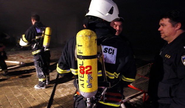 Zadar, 160210.
Pozar u garazi marine Tankerkomerca u centru Zadra. Vatrogasci i policija su jos na terenu te se jos ne zna materijalna steta ni uzrok pozara. Za sad se zna da je vatra zahvatila neke od brodova koji su bili na suhom vezu u garazi gdje su p