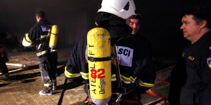 Zadar, 160210.
Pozar u garazi marine Tankerkomerca u centru Zadra. Vatrogasci i policija su jos na terenu te se jos ne zna materijalna steta ni uzrok pozara. Za sad se zna da je vatra zahvatila neke od brodova koji su bili na suhom vezu u garazi gdje su p