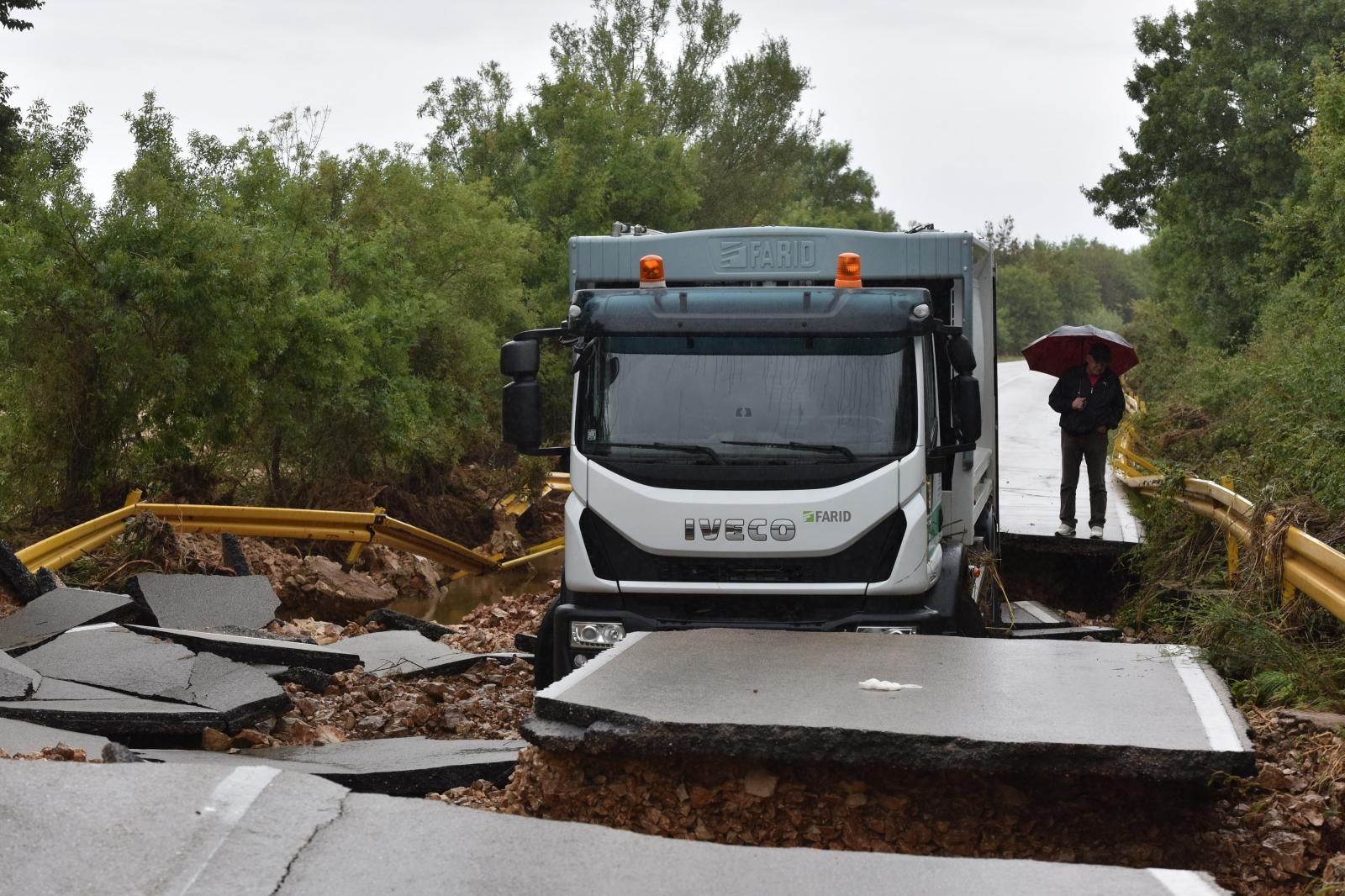 Zbog zarobljenog kamiona ne prometuje se cestom Poljica- Mazija